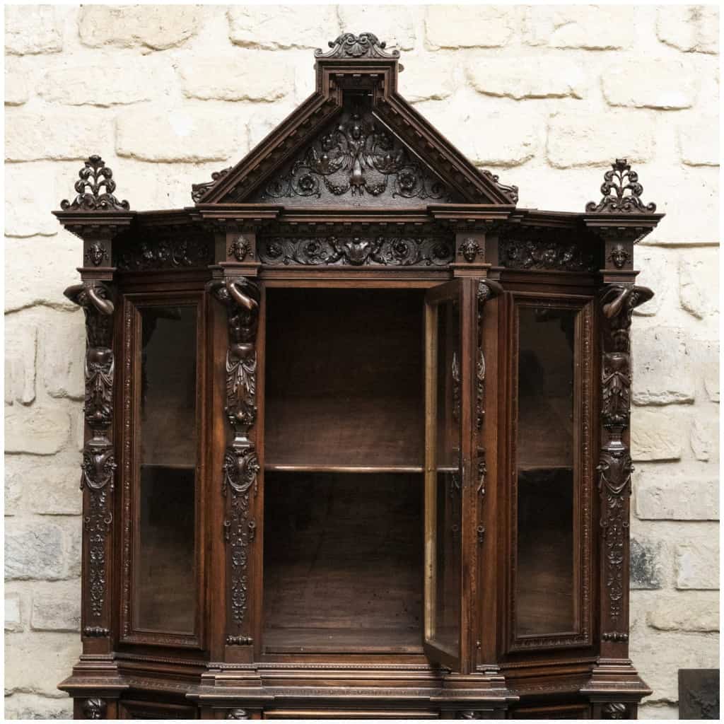 C. Pizzati, Neo-Renaissance canted display case in richly carved walnut, XIXe 5