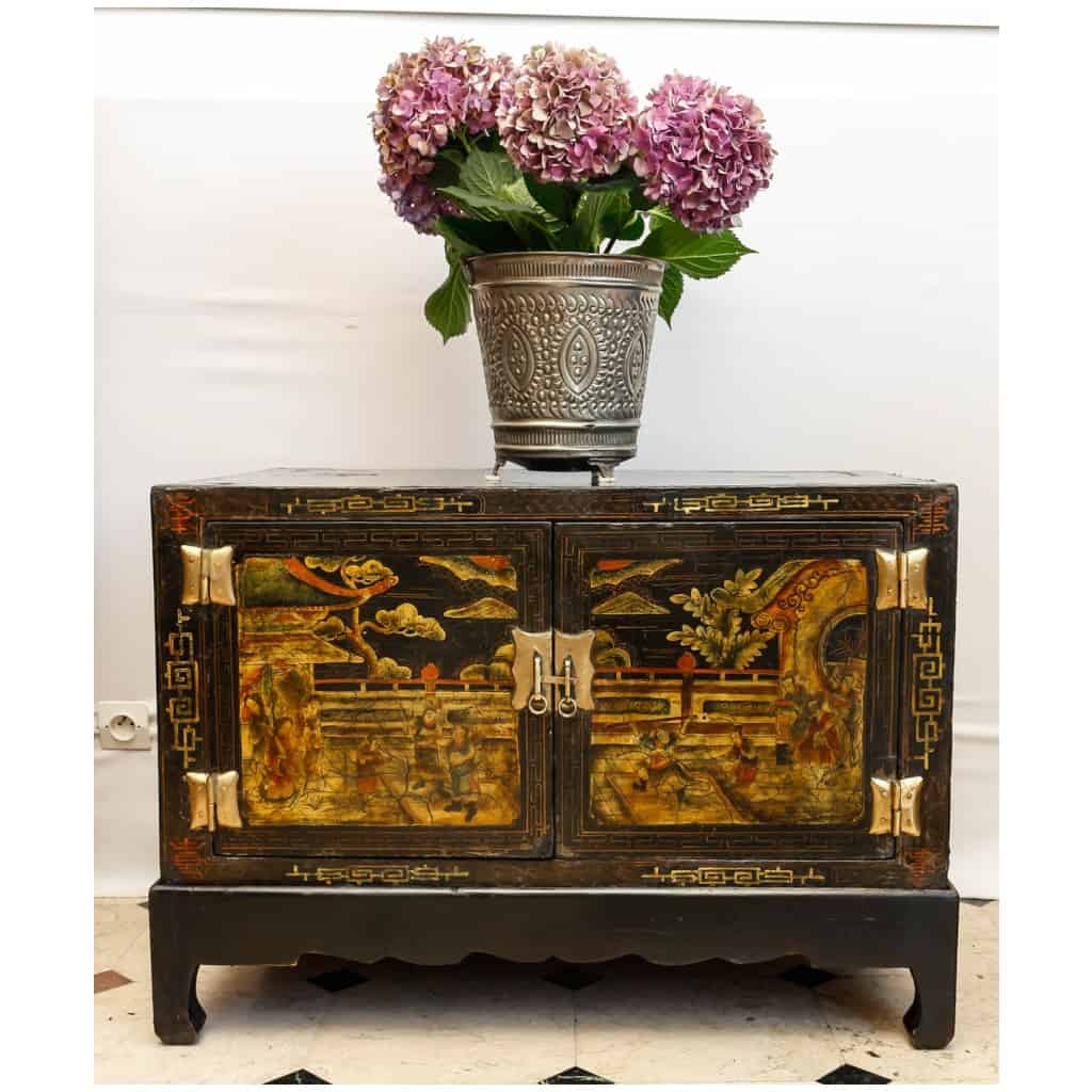 Antique Chinese polychrome furniture in lacquered Elm 3