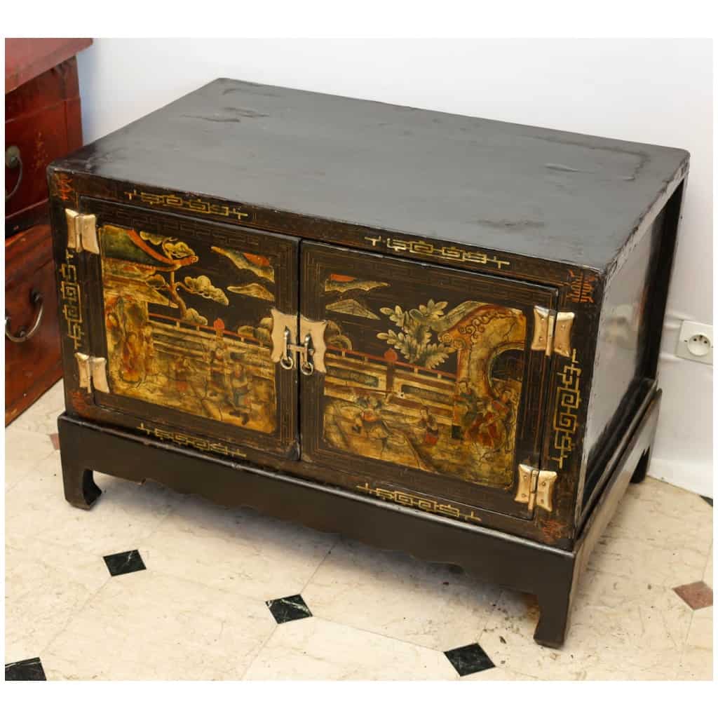 Antique Chinese polychrome furniture in lacquered Elm 6