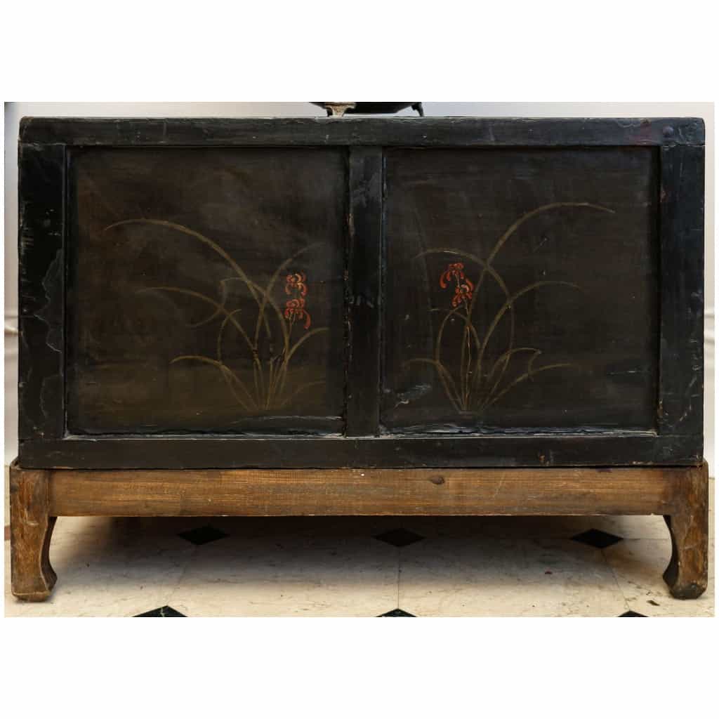 Antique Chinese polychrome furniture in lacquered Elm 7
