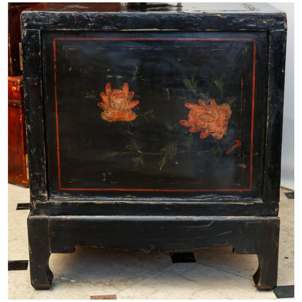 Antique Chinese polychrome furniture in lacquered Elm 11