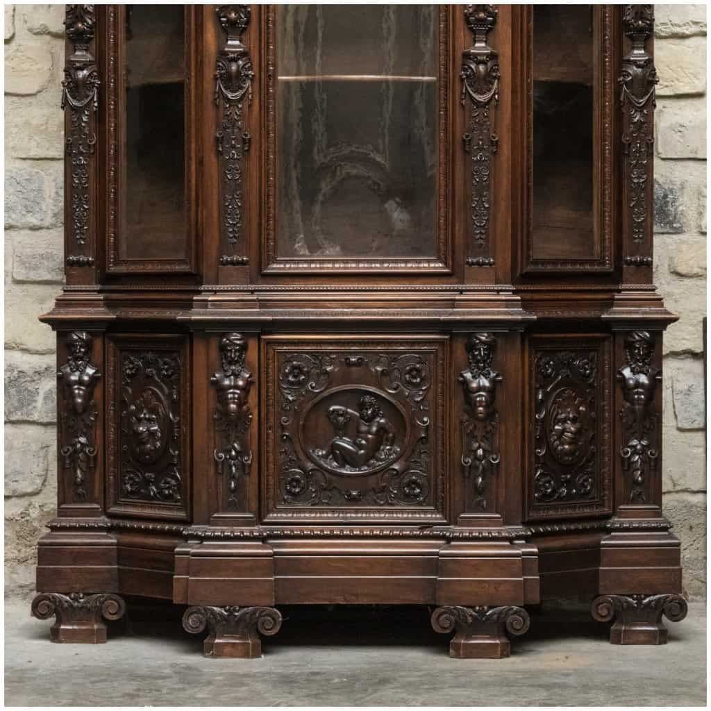 C. Pizzati, Neo-Renaissance canted display case in richly carved walnut, XIXe 10