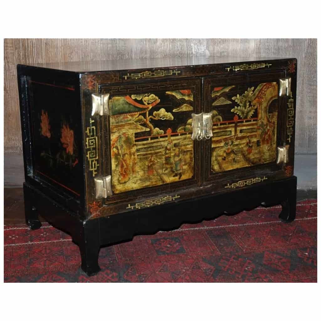 Antique Chinese polychrome furniture in lacquered elm 3