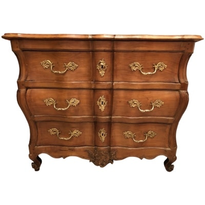 Commode Bordelaise Louis XV arbalète 18è siècle en bois fruitier mouluré et sculpté ouvrant par trois tiroirs.