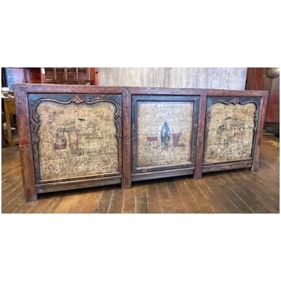 Old Chinese sideboard with 3 doors