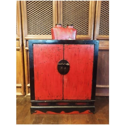 Old Chinese sideboard with 2 doors