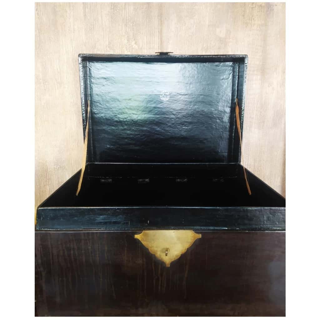 Old Chinese trunk in black lacquered leather 4
