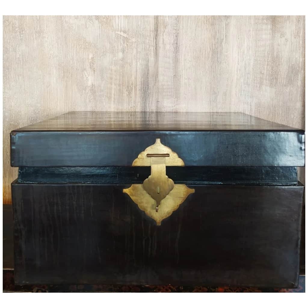 Old Chinese trunk in black lacquered leather 5