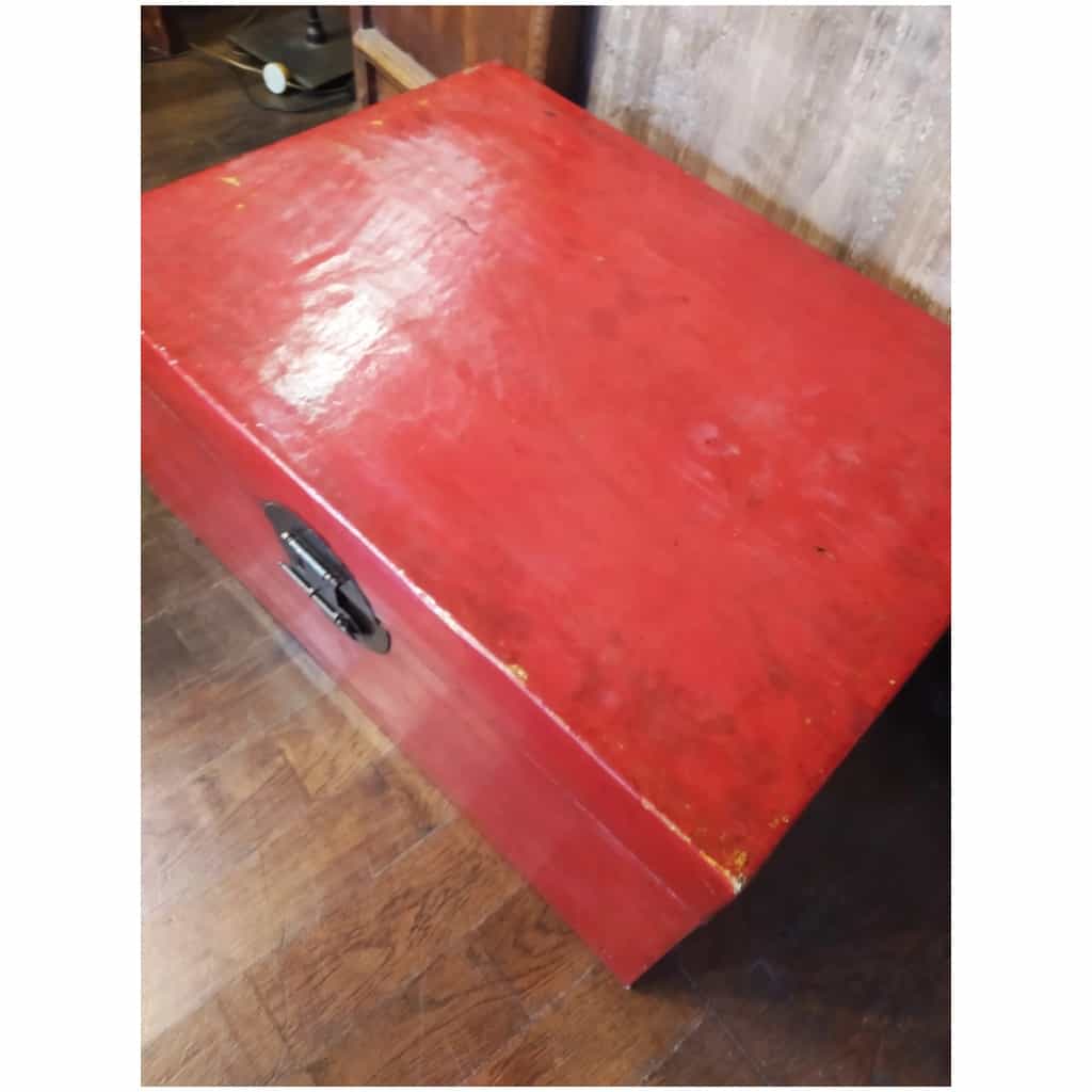Old Chinese trunk in red lacquered leather 4