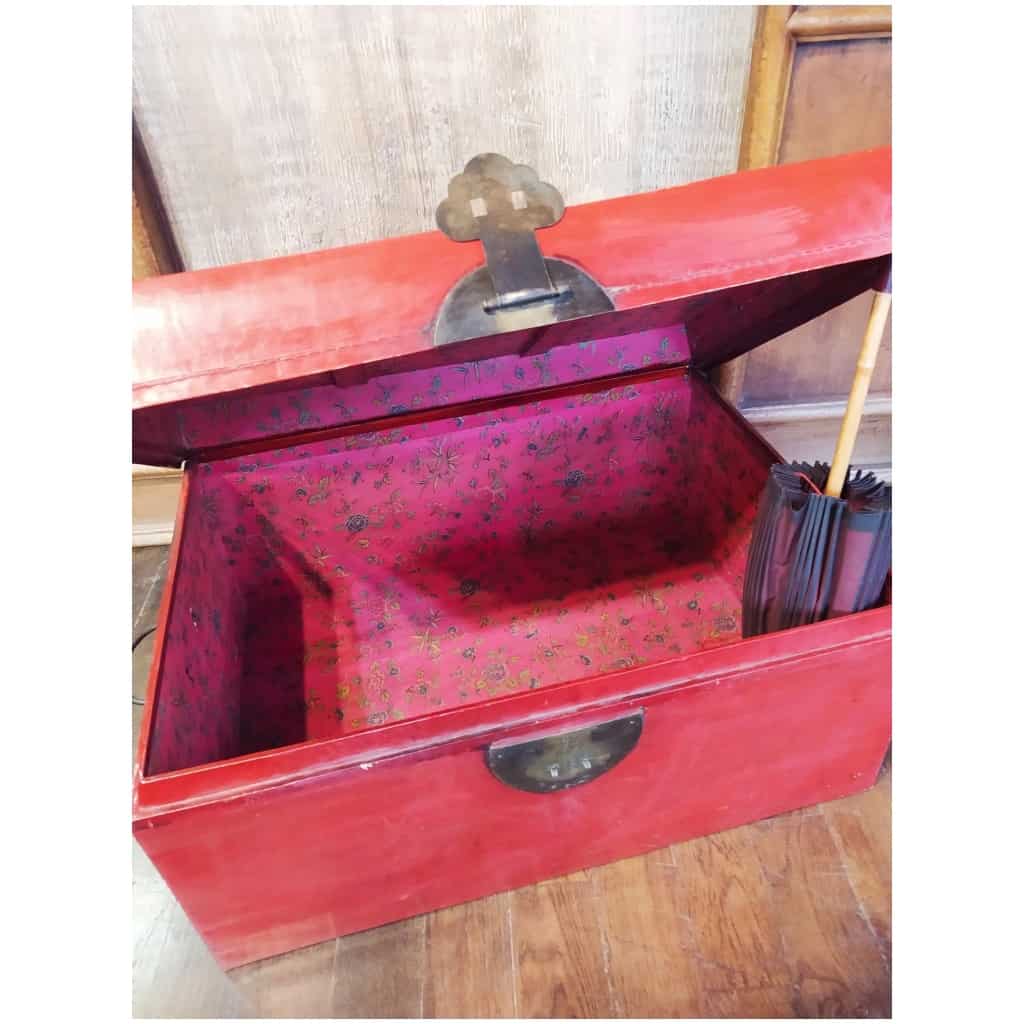 Old Chinese trunk in red lacquered leather 6