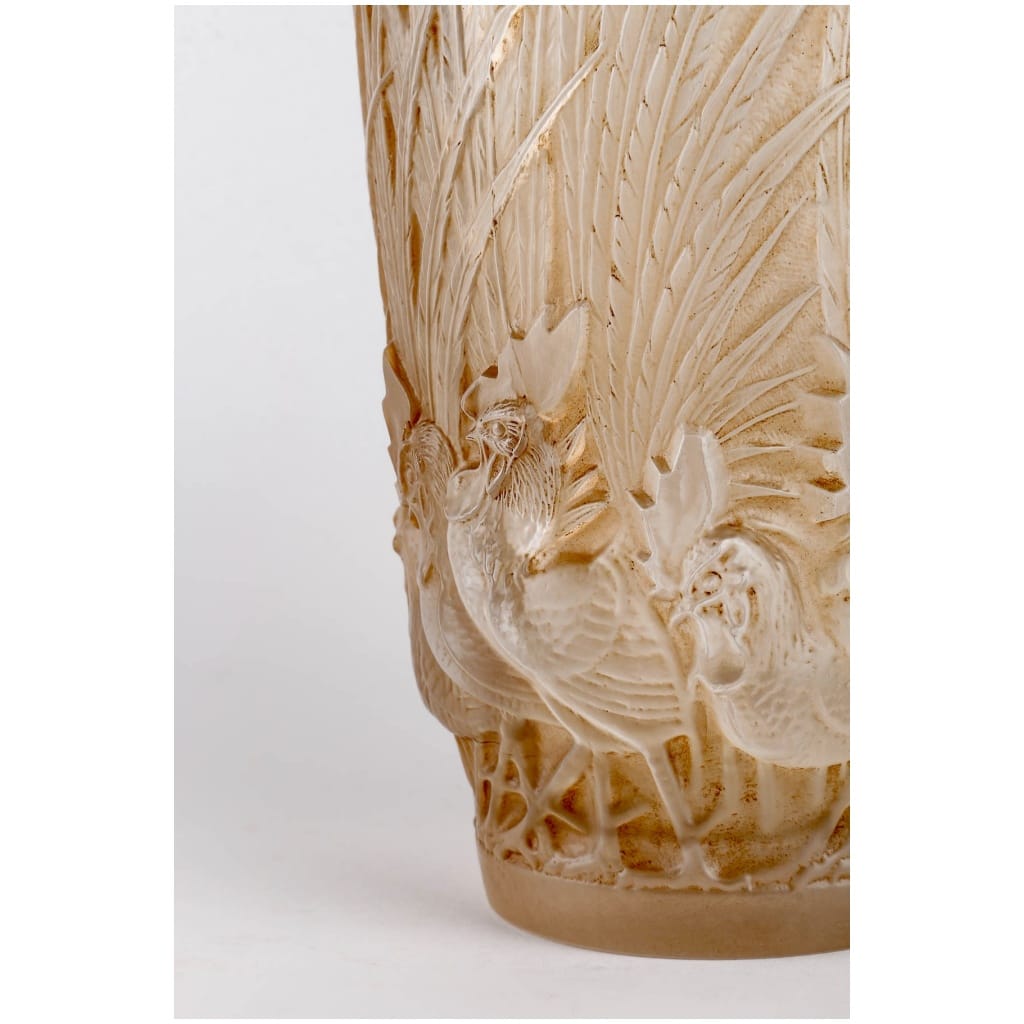 1928 René Lalique – Vase Coqs Et Plumes Verre Blanc Patiné Sépia 7