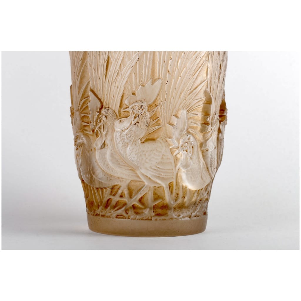 1928 René Lalique – Vase Coqs Et Plumes Verre Blanc Patiné Sépia 8
