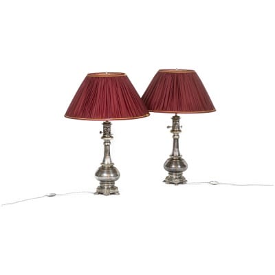 Paires de lampes en métal et bronze argenté. Circa 1880