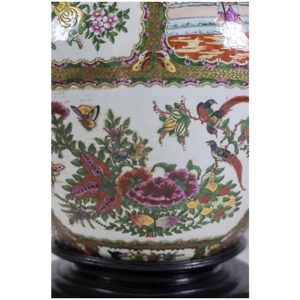 Paire de vases en porcelaine Canton. Circa 1950. 13