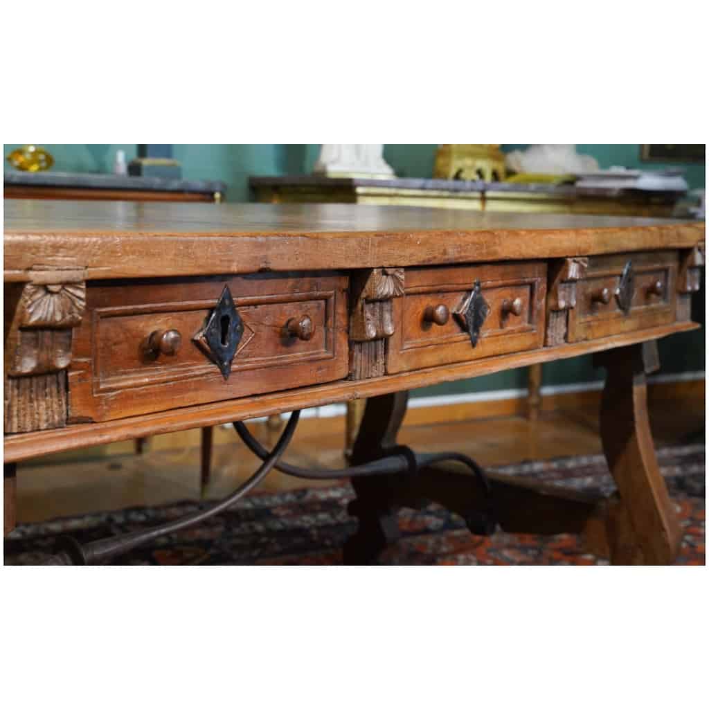 Large Spanish walnut table. 18th century 8