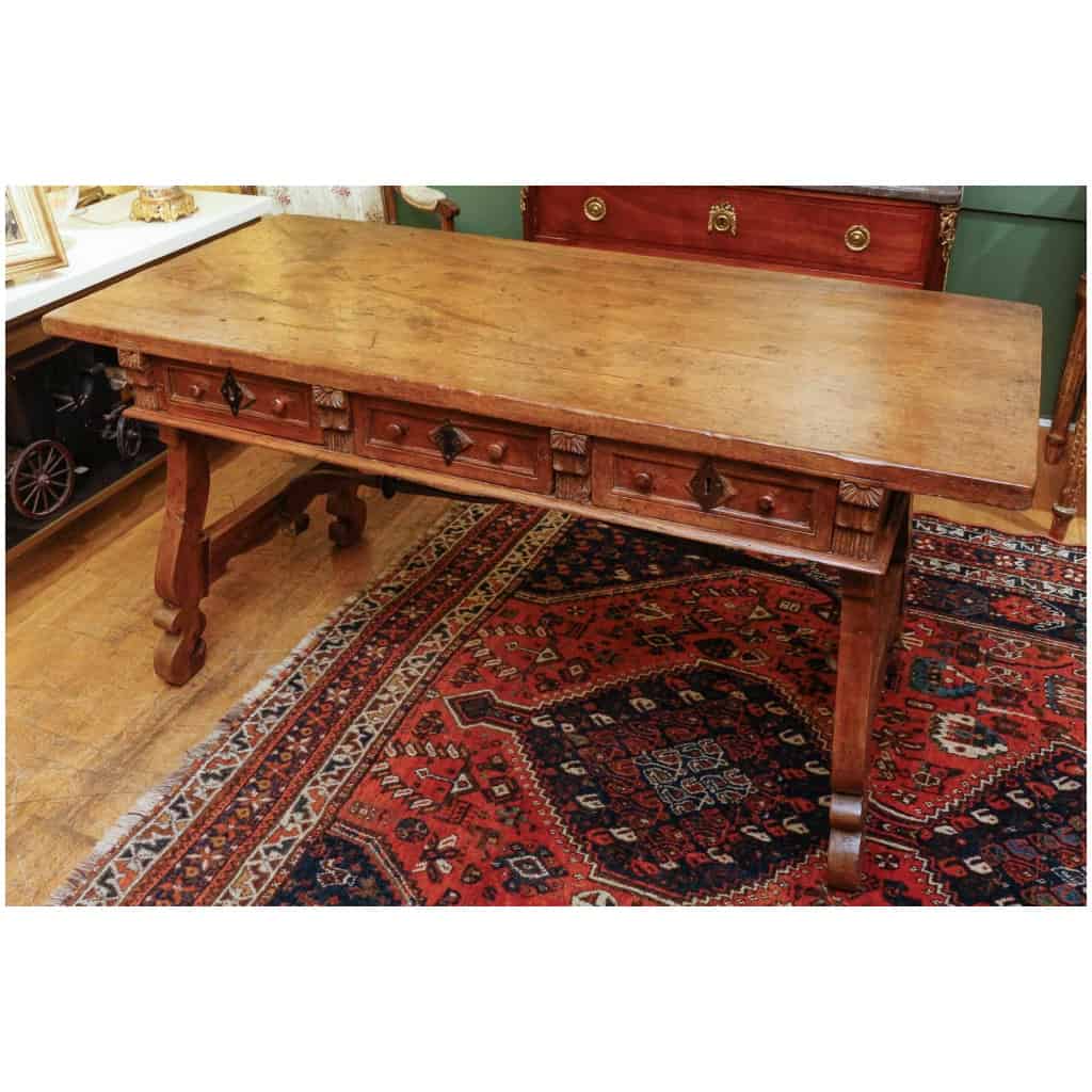 Large Spanish walnut table. 18th century 3