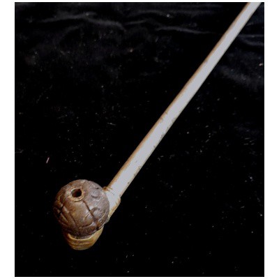 Fine Pipe Au Poing De Femme, Pour l’Opium, Ciselée, Fin XIXème, Métal Et Bambou