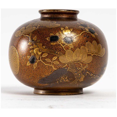 Original petit pot japonais en laque or et argent