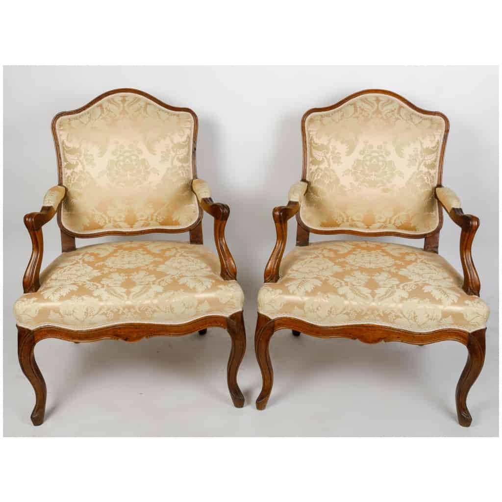 Paire de fauteuils Louis XV en noyer. XVIIIème siècle. 11