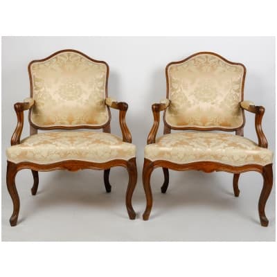 Paire de fauteuils Louis XV en noyer. XVIIIème siècle. 3