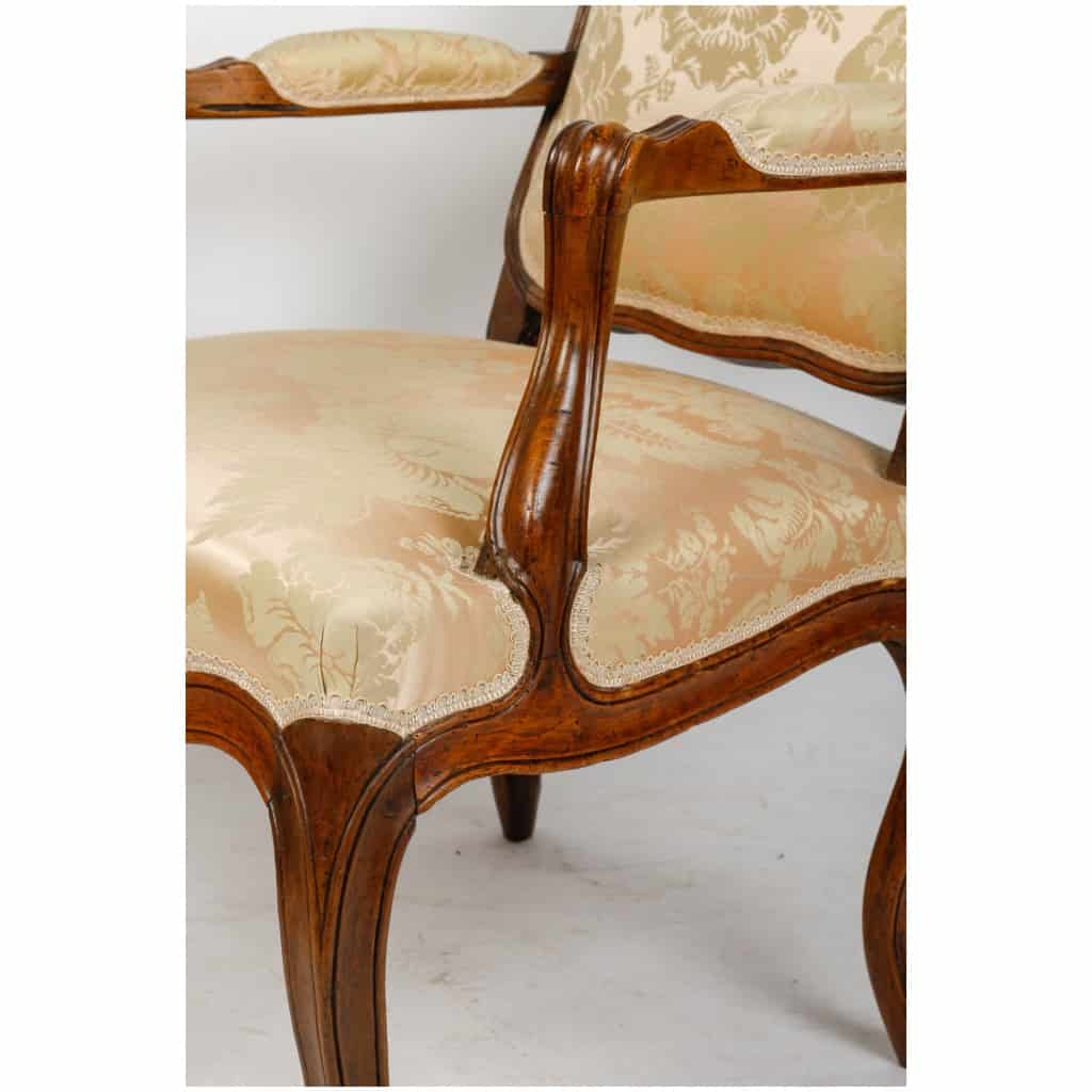 Paire de fauteuils Louis XV en noyer. XVIIIème siècle. 9