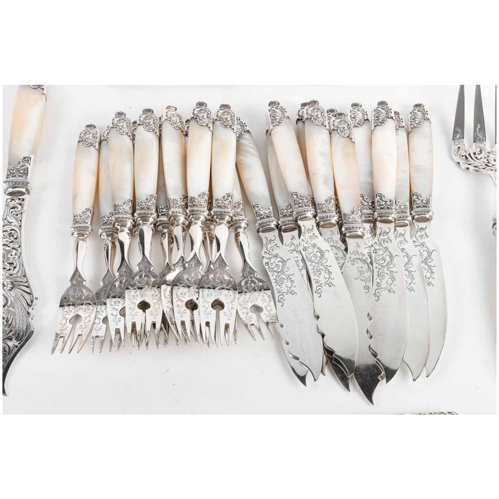 GOLDsmith MERIT – 12 STERLING SILVER AND MOTHER-OF-PEARL FISH CUTLERY – XIXth 8