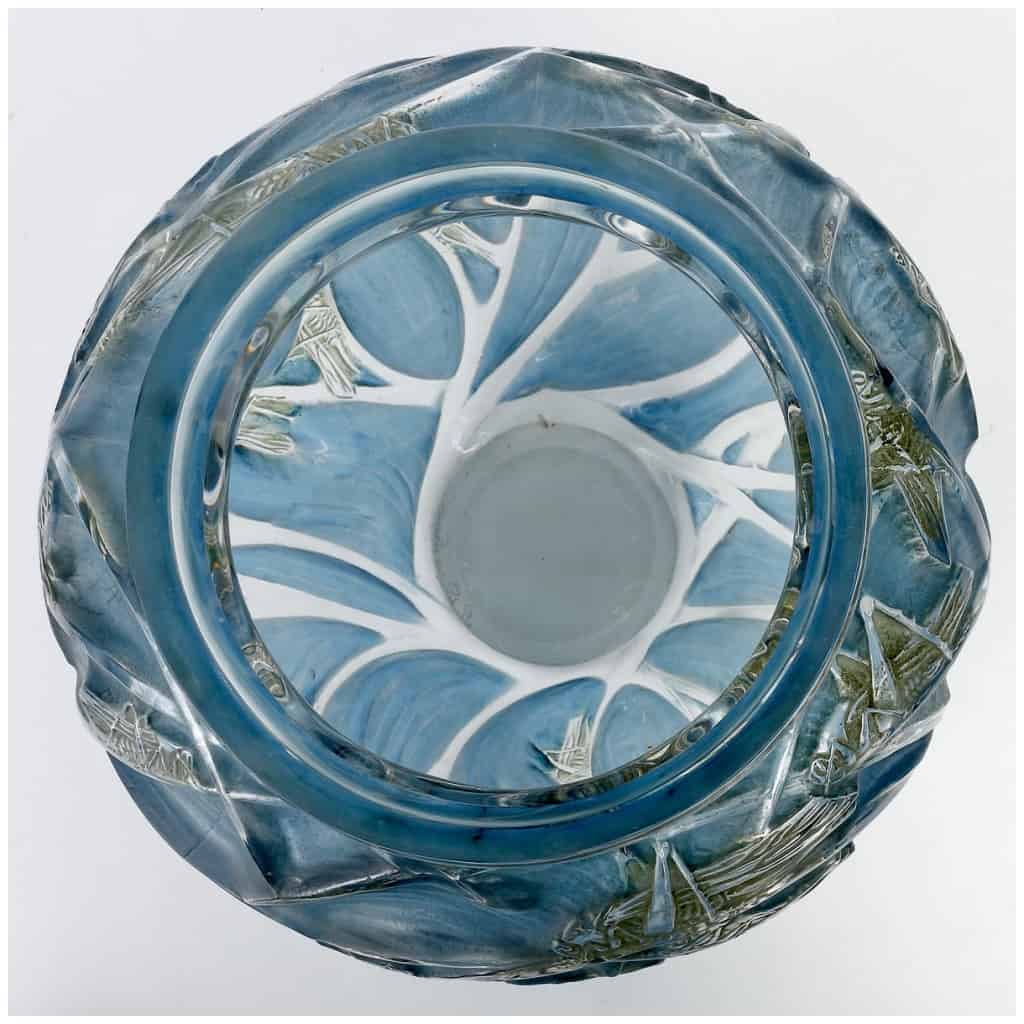 1912 René Lalique – Vase Sauterelles Verre Blanc Patiné Bleu et Vert 7