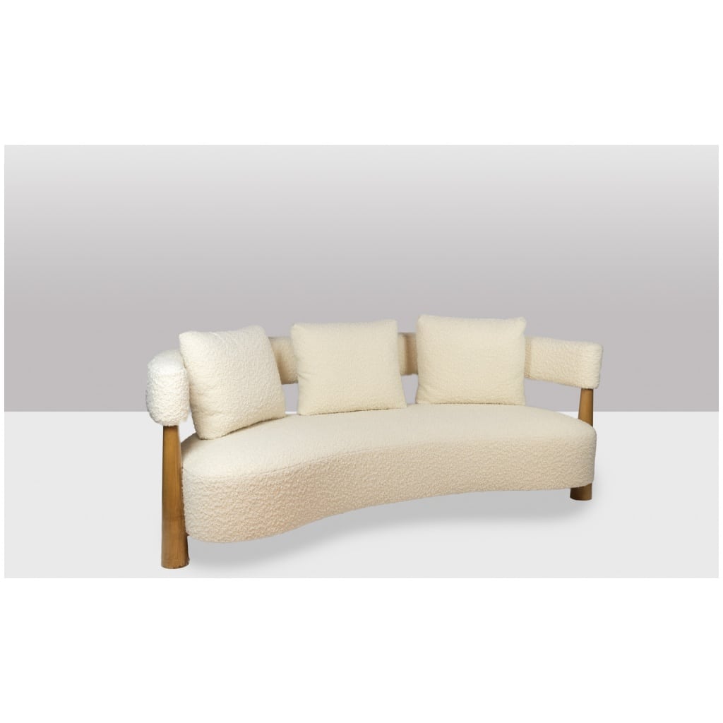 “Bean” shaped 3-seater sofa, in blond beech. Contemporary work. 12
