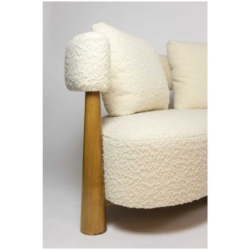 “Bean” shaped 3-seater sofa, in blond beech. Contemporary work. 10