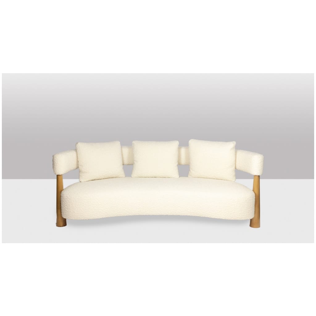 “Bean” shaped 3-seater sofa, in blond beech. Contemporary work. 7
