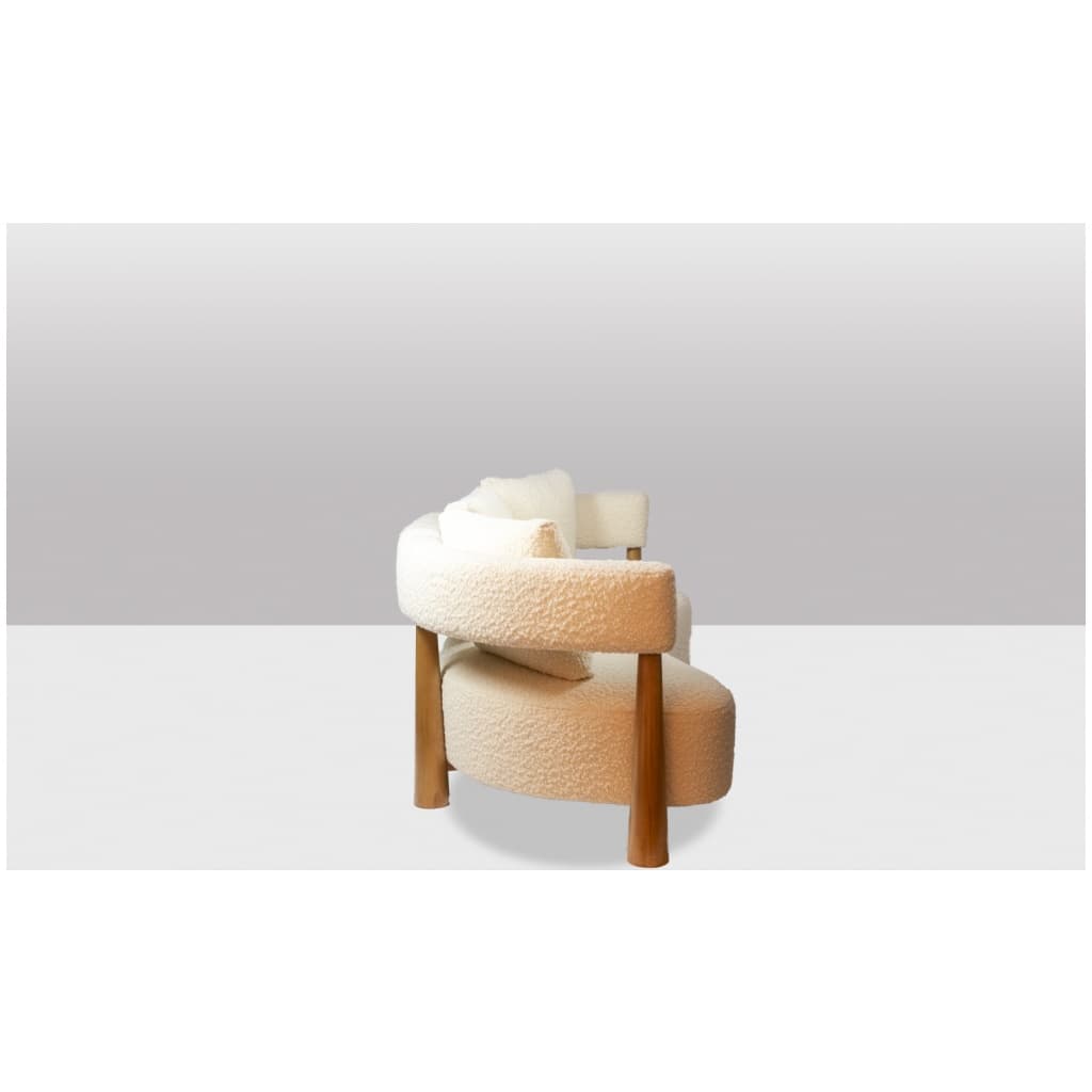 “Bean” shaped 3-seater sofa, in blond beech. Contemporary work. 5