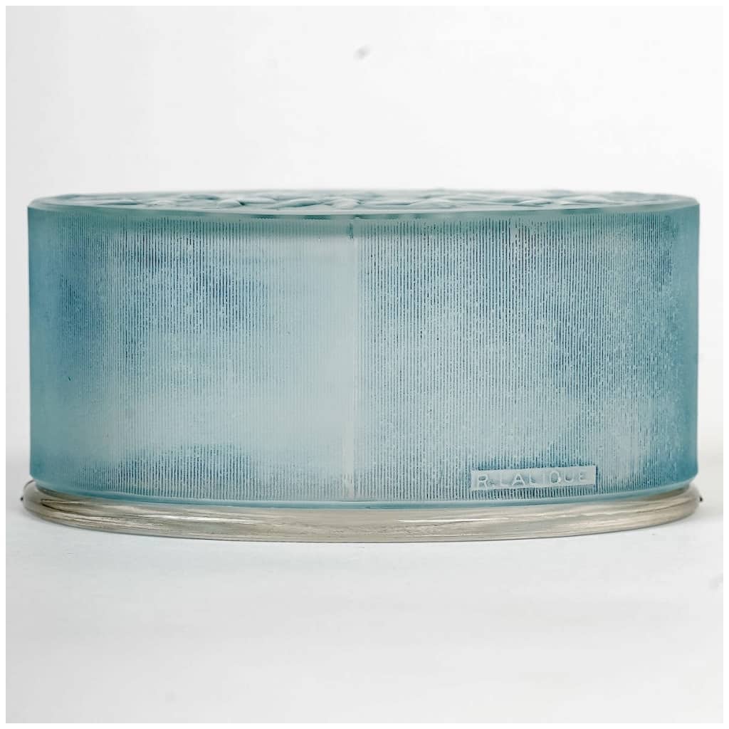 1919 René Lalique – Amours Box White Glass Patinated Blue 6
