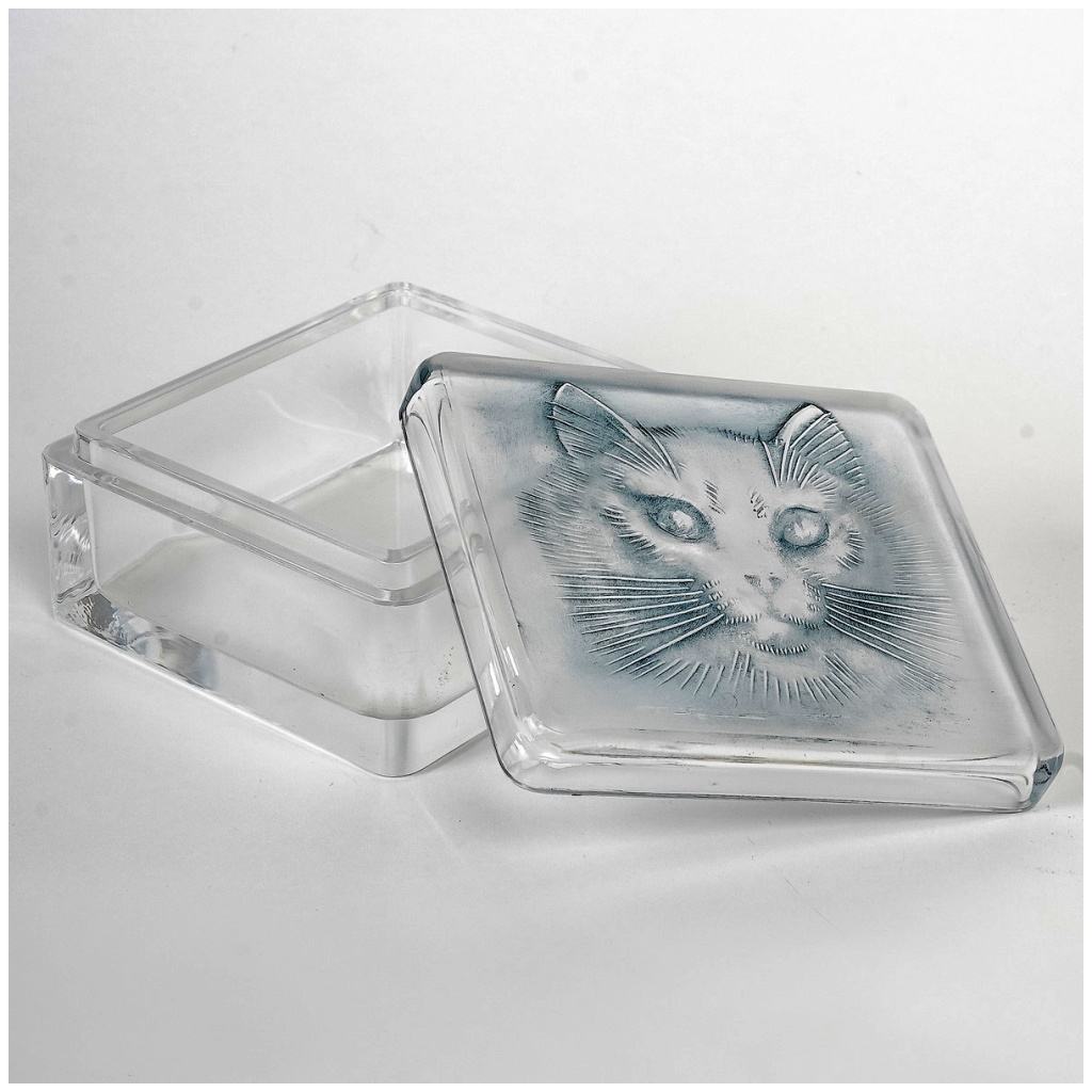 1932 René Lalique – White Glass Cat Box with Blue Patina 4