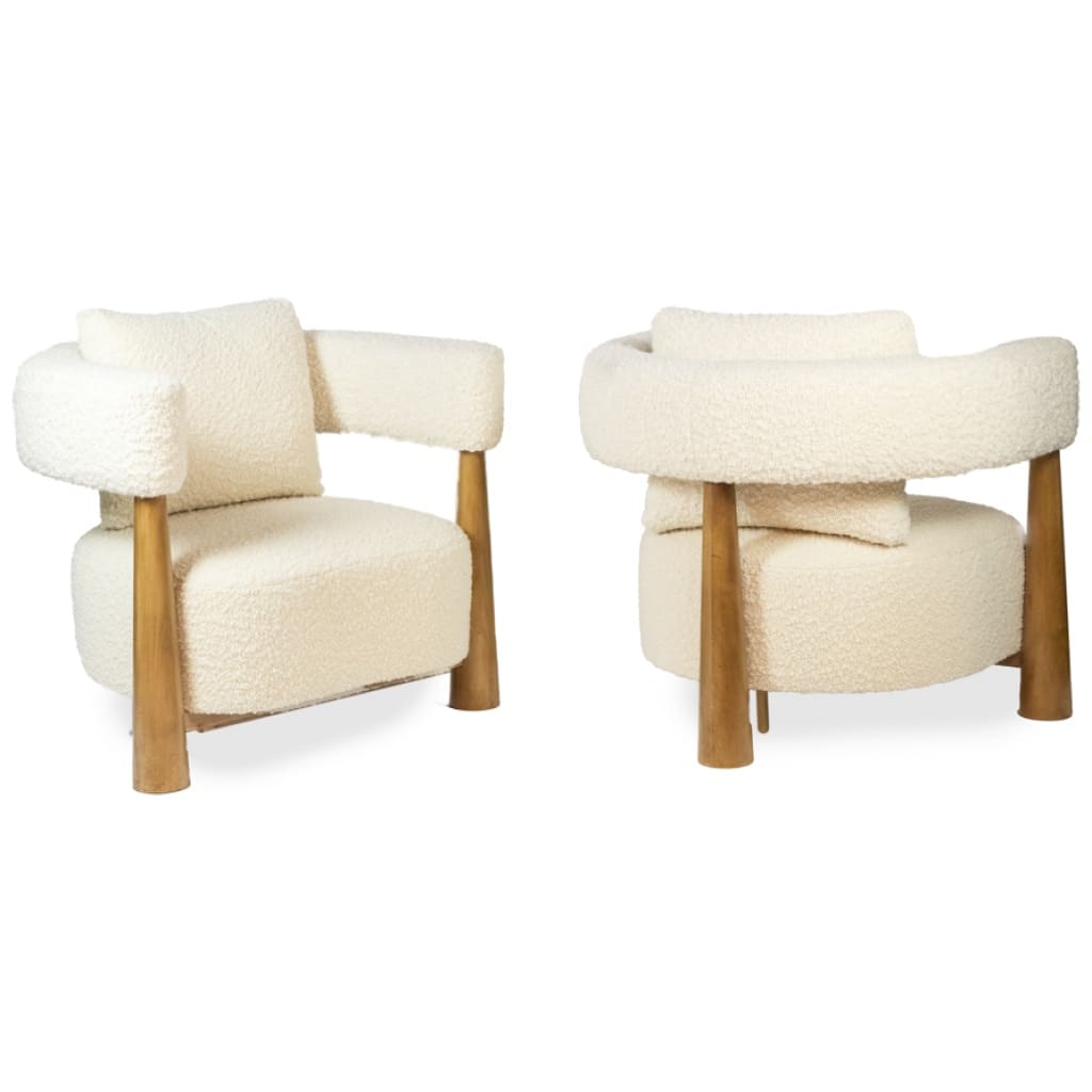 Pair of “bean” shaped armchairs, in blond beech. Contemporary work. 3