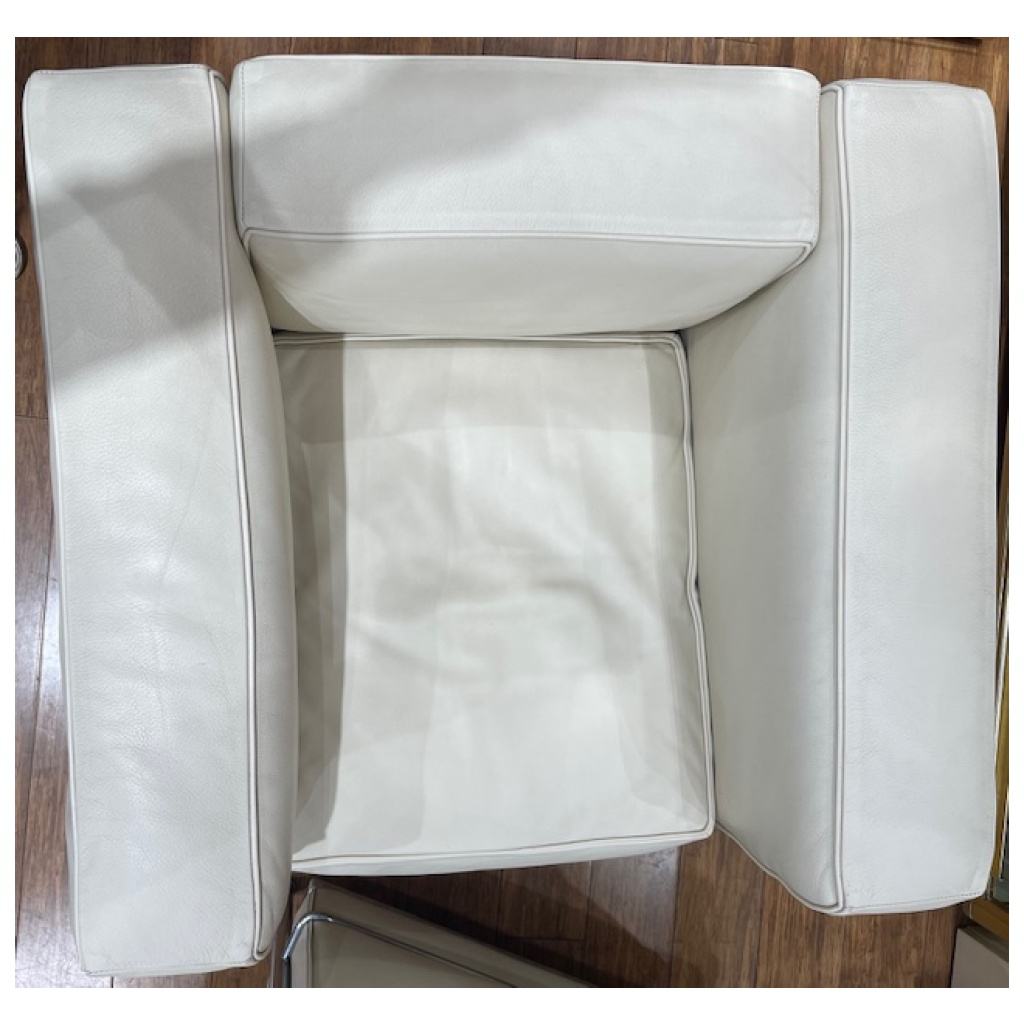 Pair of ivory-colored leather armchairs LC2 13