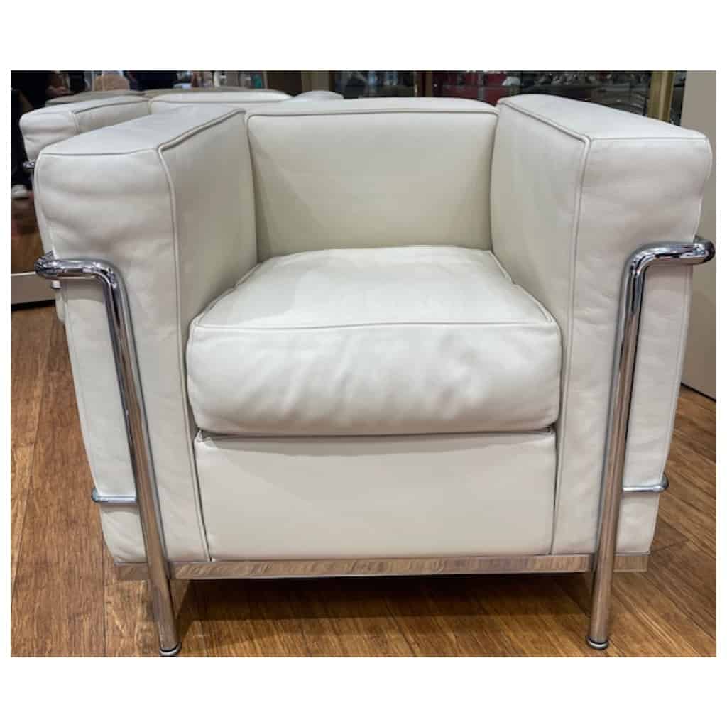 Pair of ivory-colored leather armchairs LC2 20