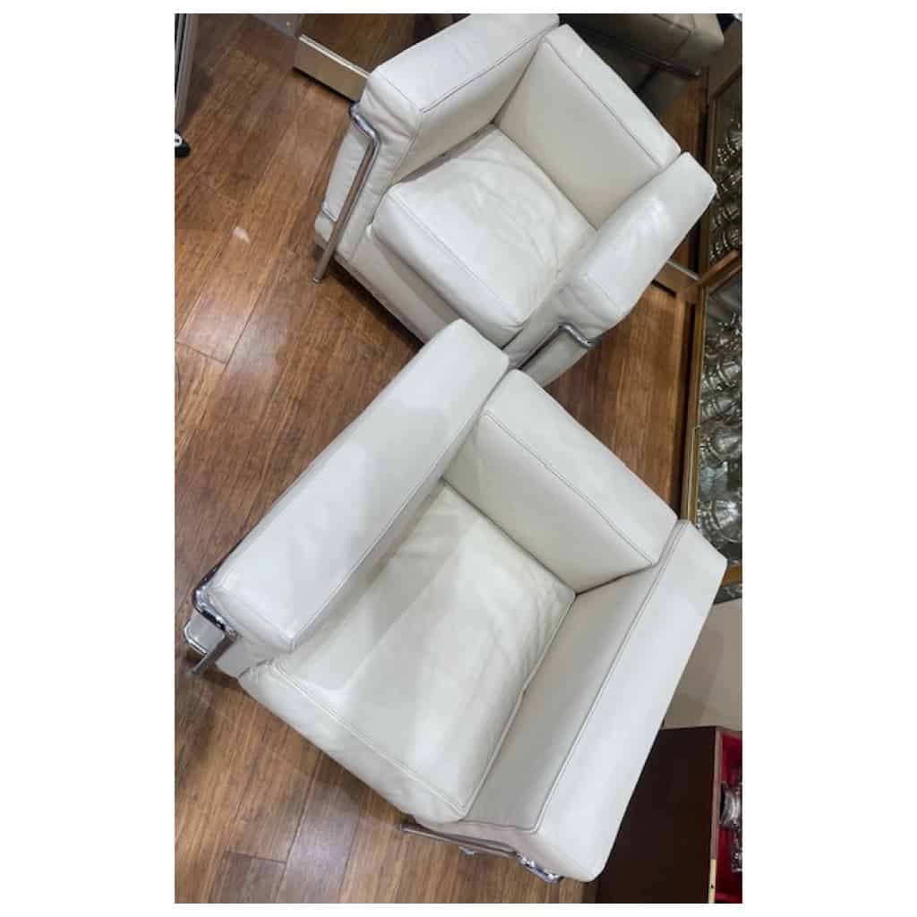 Pair of ivory-colored leather armchairs LC2 21