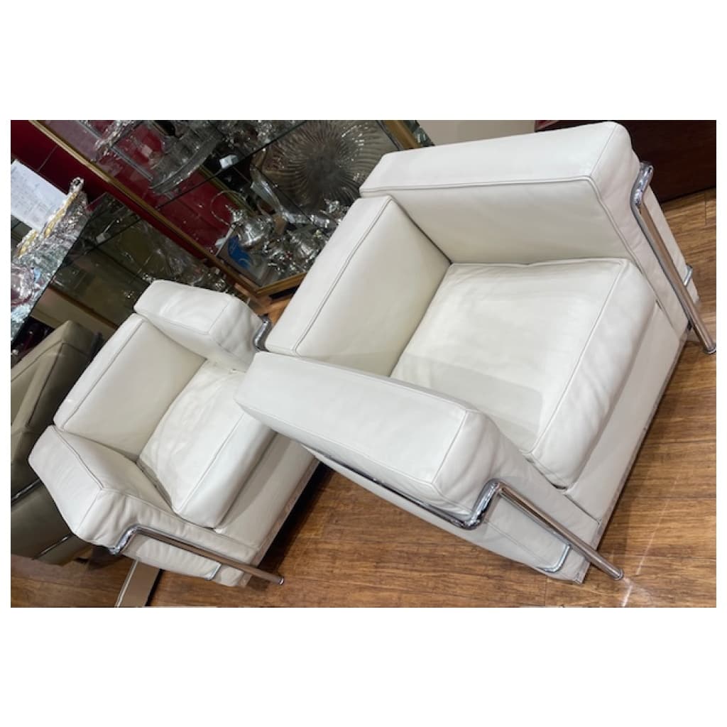 Pair of ivory-colored leather armchairs LC2 3