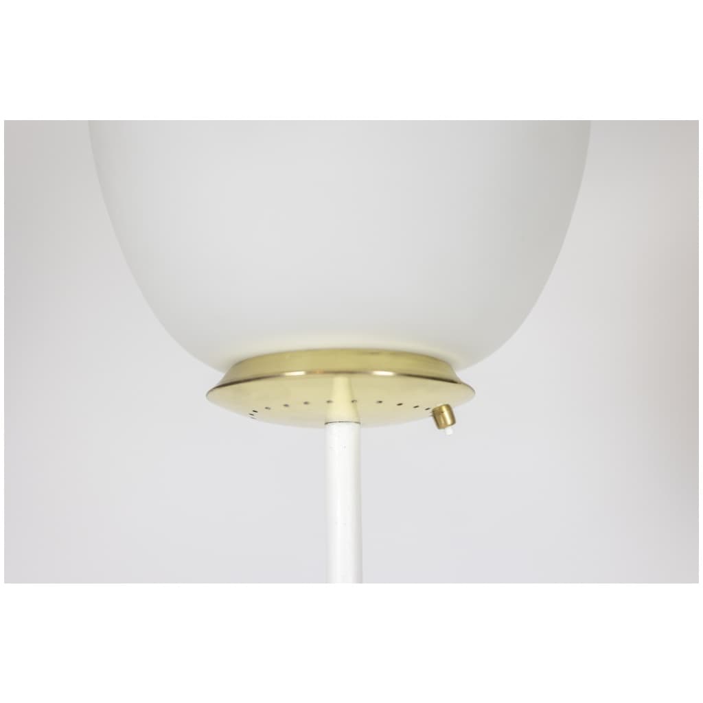 Lampadaire en opaline, métal laqué et laiton doré. Années 1950. 8