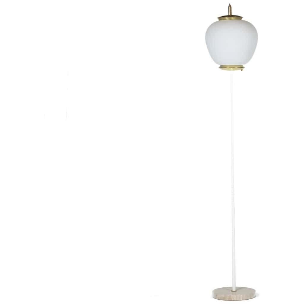 Lampadaire en opaline, métal laqué et laiton doré. Années 1950. 3