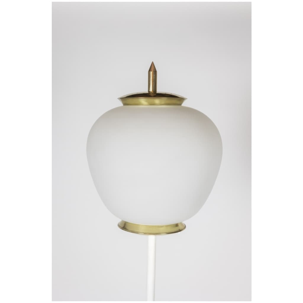 Lampadaire en opaline, métal laqué et laiton doré. Années 1950. 5