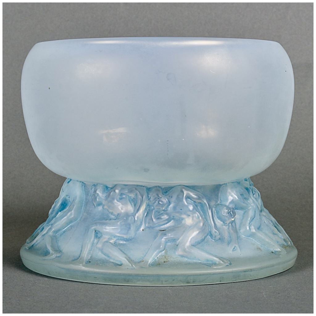 1914 René Lalique – Vase Lutteurs Verre Opalescent Patiné Bleu 3