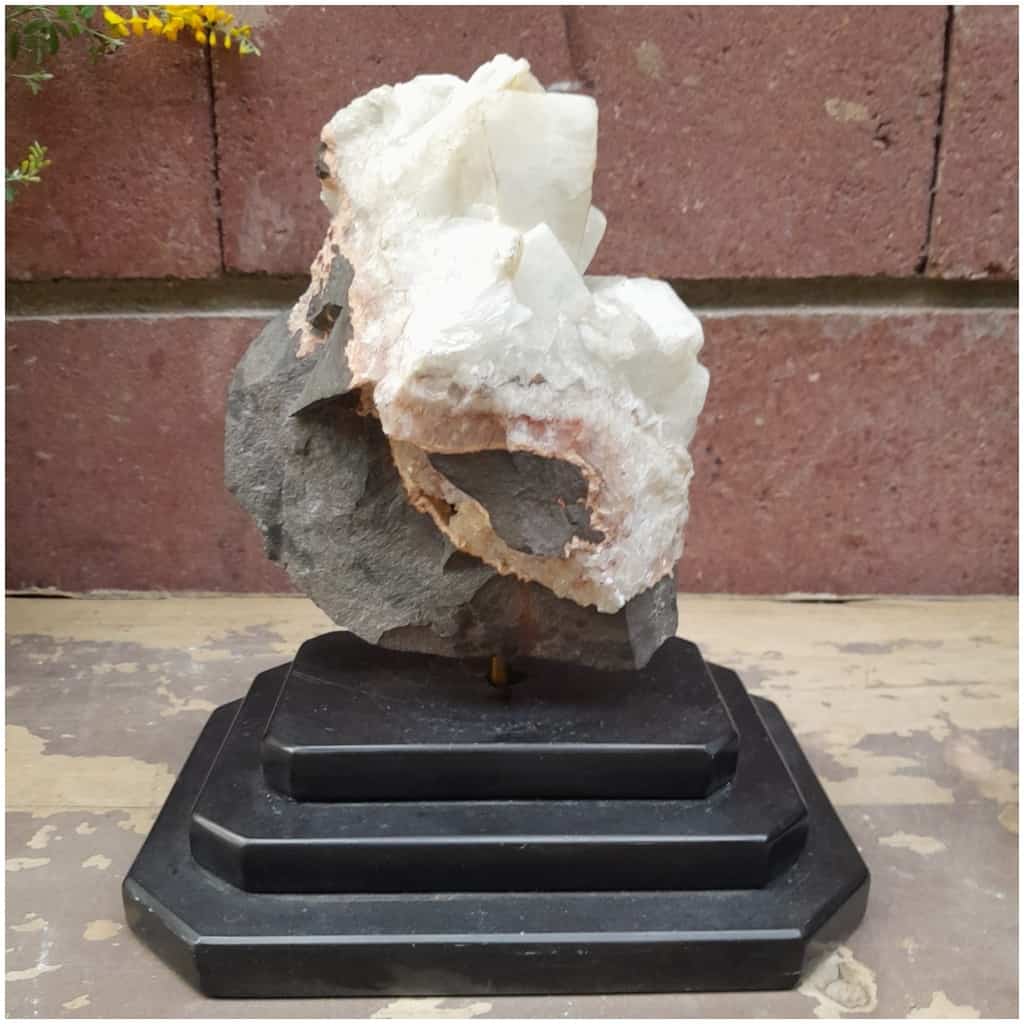 Calcite sur socle en marbre noir 4