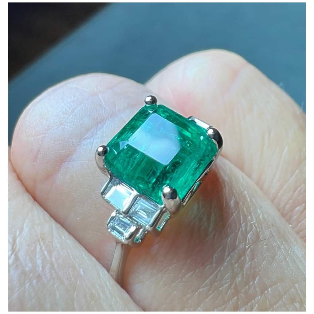 Ring Set with Emerald 2,74 carats and Diamonds 0,16 carat 18 Carat Gold 12