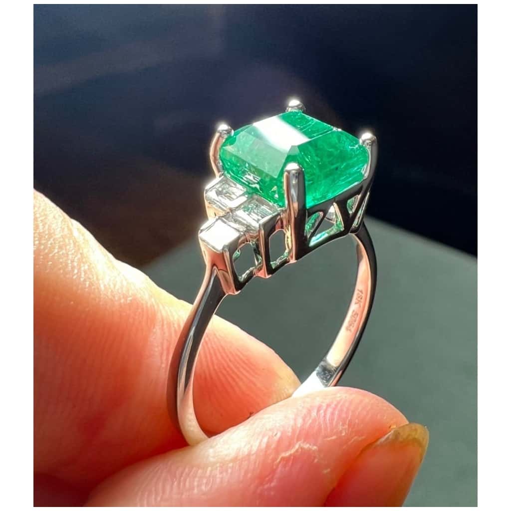 Ring Set with Emerald 2,74 carats and Diamonds 0,16 carat 18 Carat Gold 9