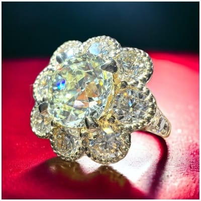 Bague Diamant 3.08 Carats Taille Ancienne, Entouré De 2.85 Carats Taille Moderne, Or 18ct