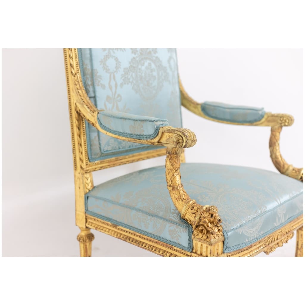 Paire de fauteuils de style Louis XVI en bois doré et sculpté. Circa 1880. 13