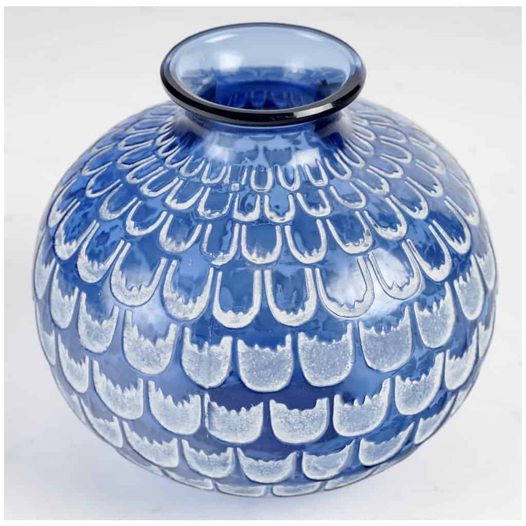 1930 René Lalique – Vase Grenade Verre Bleu Saphir Patiné Blanc 4