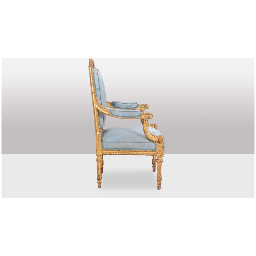 Paire de fauteuils de style Louis XVI en bois doré et sculpté. Circa 1880. 5