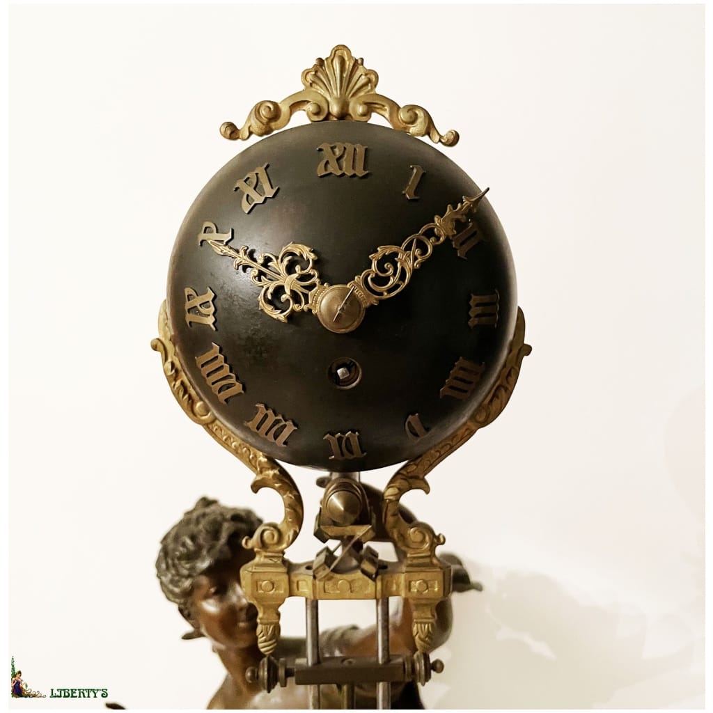 Pendule mystérieuse régule « Printemps » avec mouvement 8 jours, signée Constant, hauteur totale 80 cm, Fin XIXe 4